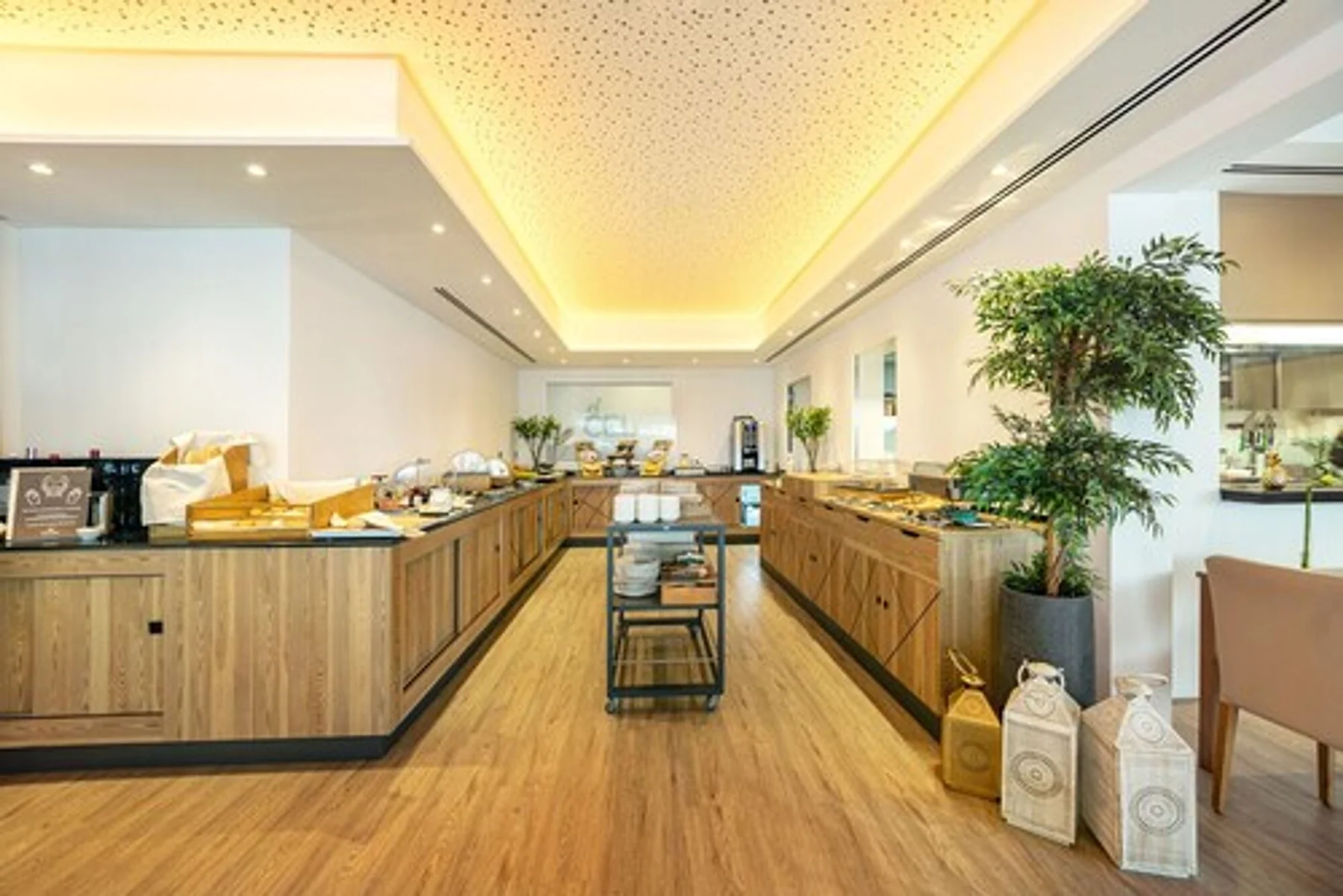 Breakfast room and buffet